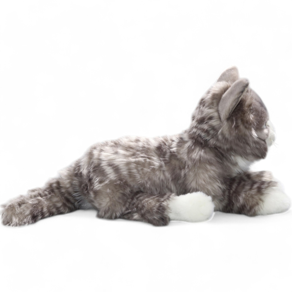 Plüschtier: Norwegische Katze liegend gestreift grau | Kuscheltier | Stofftier